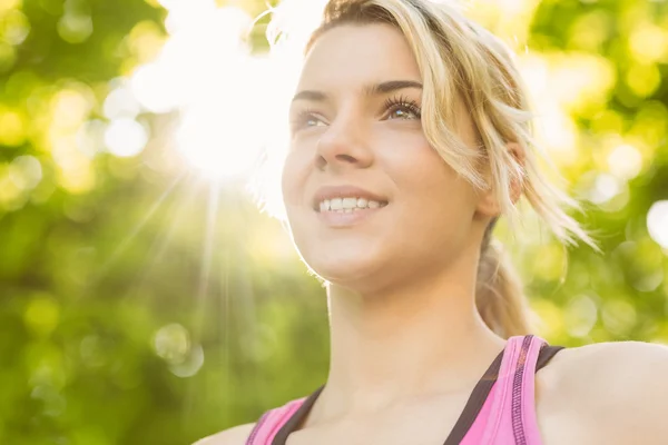 Fit blonde glimlachend in het park — Stockfoto