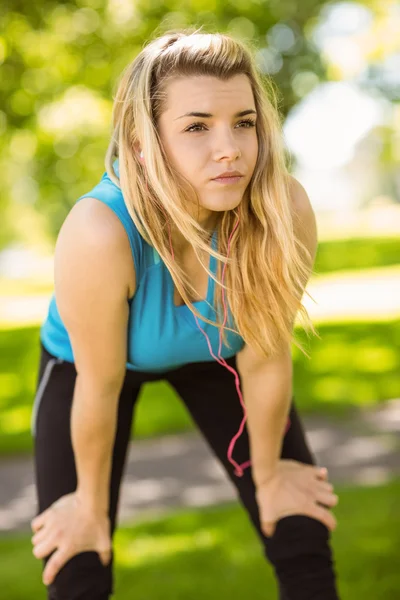 Fitte Blondine atmet auf — Stockfoto