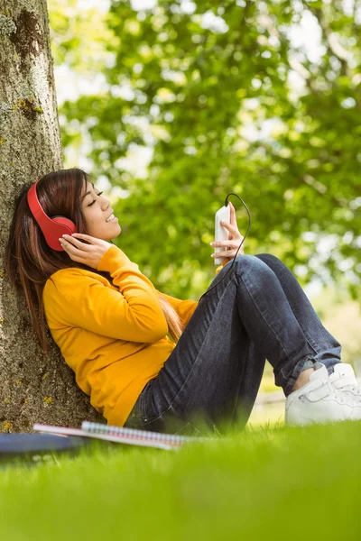 Kvinna njuter av musik i parken — Stockfoto
