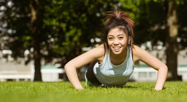 Kvinna göra push ups i park — Stockfoto