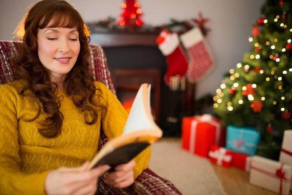 Cabelo vermelho alegre lendo um livro no Natal — Fotografia de Stock