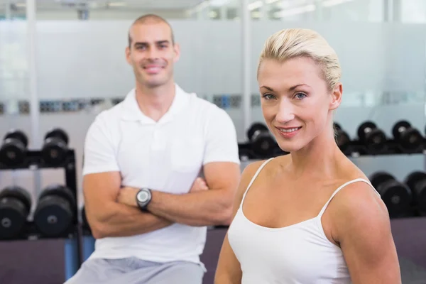 Porträtt av en sportig par på fitnesstudio — Stockfoto