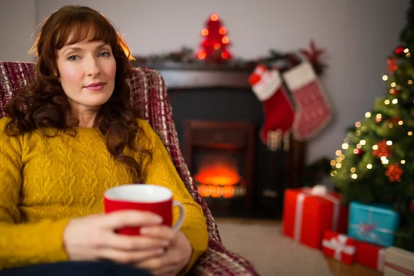 Ruiva bonita desfrutando de bebida quente no Natal — Fotografia de Stock