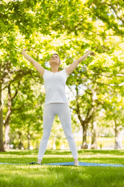 Friedliche Blondine macht Yoga im Park — Stockfoto