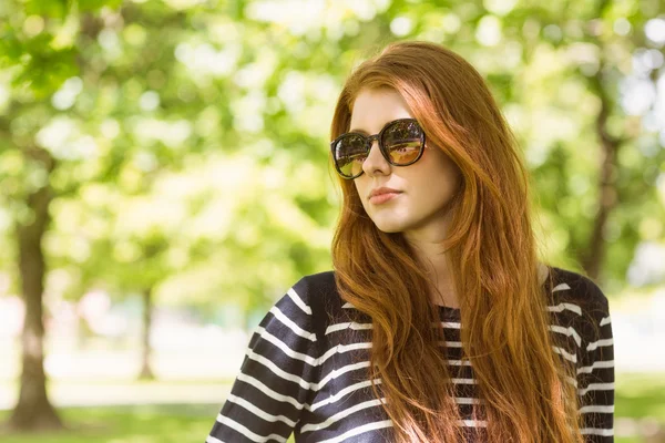 Vrouw op zoek weg in park — Stockfoto