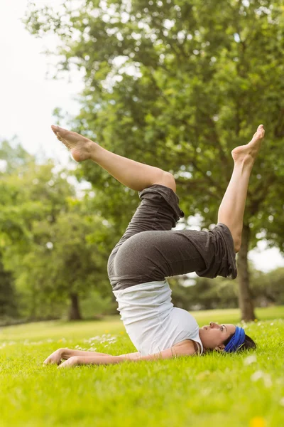 Koncentrerad brunt hår gör yoga på gräs — Stockfoto