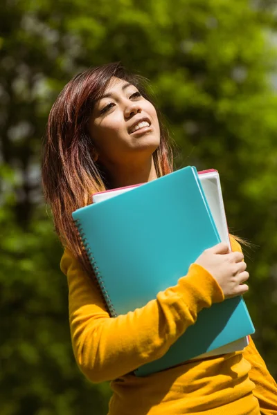 Estudante com livros no parque — Fotografia de Stock