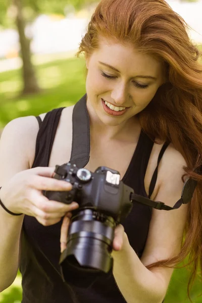 Bela fotógrafa feminina no parque — Fotografia de Stock