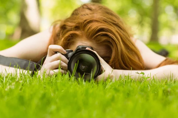 Kvinnlig fotograf på park — Stockfoto