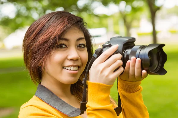 Vrouwelijke fotograaf op park — Stockfoto