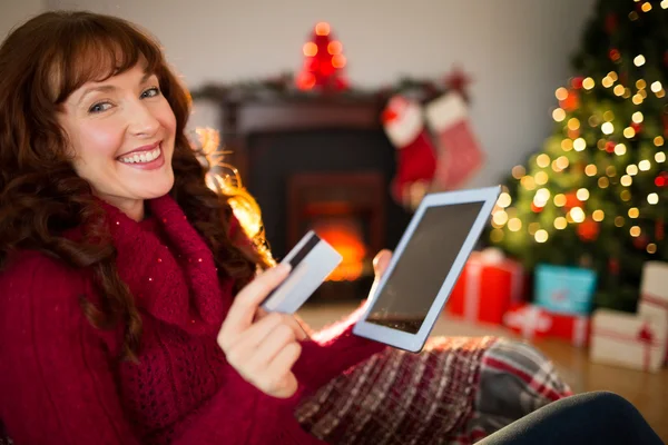 Happy redhead shopping online with tablet — Stock Photo, Image