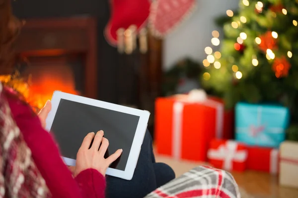 Redhead aanraken van Tablet PC met Kerstmis — Stockfoto