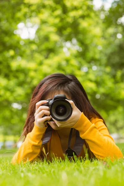 Female photographer at park — Stock Photo, Image