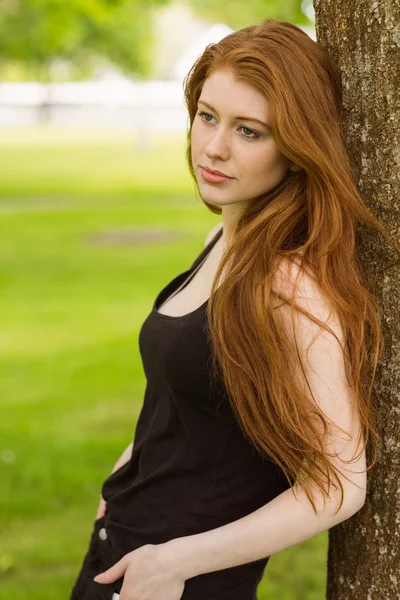 Mooie vrouw in park — Stockfoto