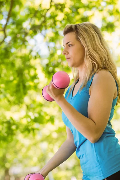 Fitte Blondine beim Hantelheben im Park — Stockfoto