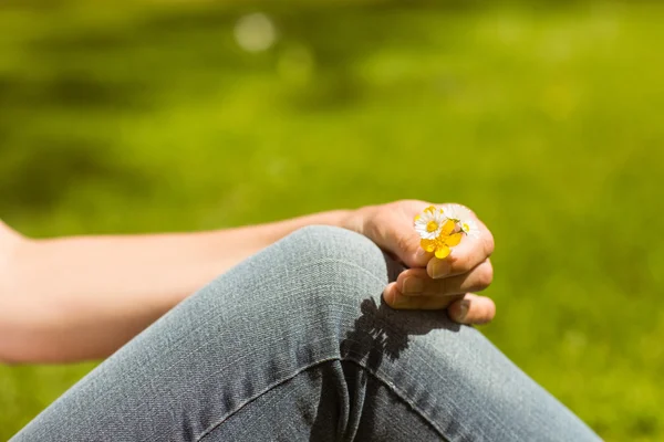 一个漂亮的红发女孩，手捧鲜花的特写 — 图库照片