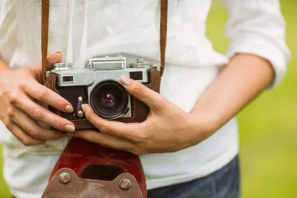 Vintage kamera tutan kadın orta bölümünde — Stok fotoğraf