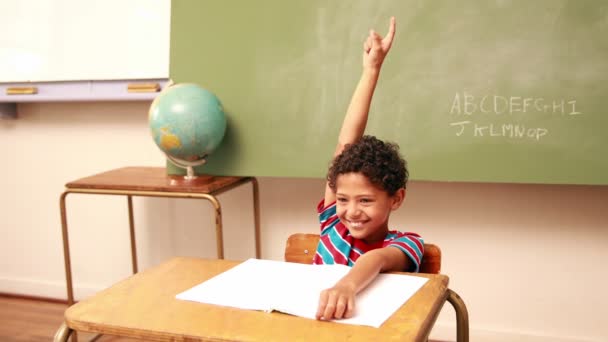Bir soruyu cevaplamak için elini yetiştirme okul çocuğu — Stok video