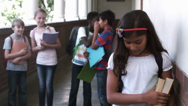 Alunos a intimidar outro no corredor — Vídeo de Stock