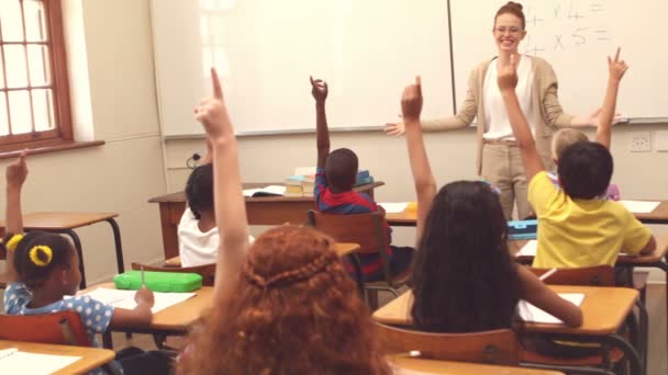 Alunos bonitos levantando a mão na sala de aula — Vídeo de Stock