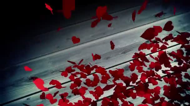 Rote Herzen fallen auf Holzoberfläche — Stockvideo