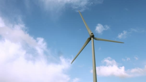 Wind energy spinning mot en blå himmel — Stockvideo