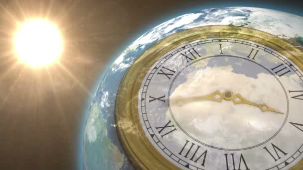 Horloge cochant contre le soleil sur la terre — Video