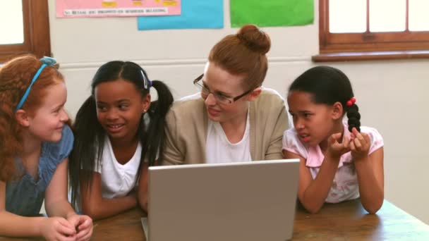 Leraar en leerlingen werken op laptop — Stockvideo