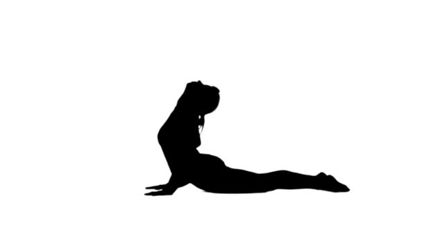 Silueta de mujer haciendo yoga — Vídeo de stock