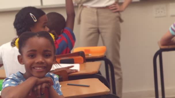 Aluno bonito sorrindo para a câmera em sala de aula — Vídeo de Stock