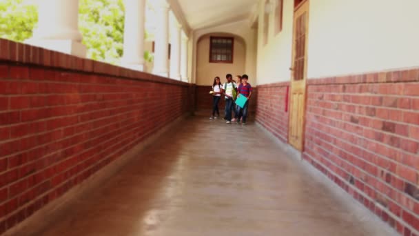 Ученики идут по коридору — стоковое видео