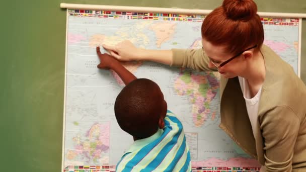 Pupil and teacher pointing to map — Stock Video