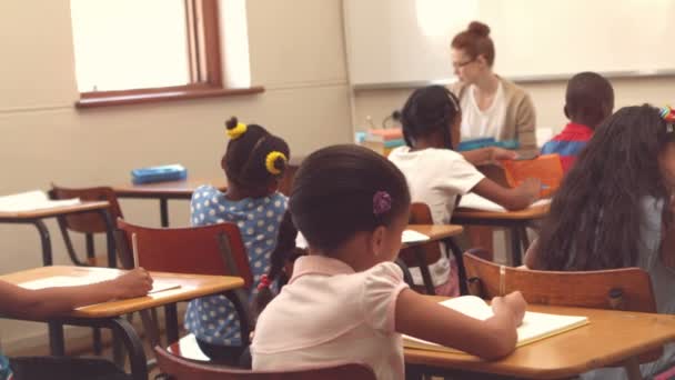 Netter Schüler lächelt im Klassenzimmer in die Kamera — Stockvideo