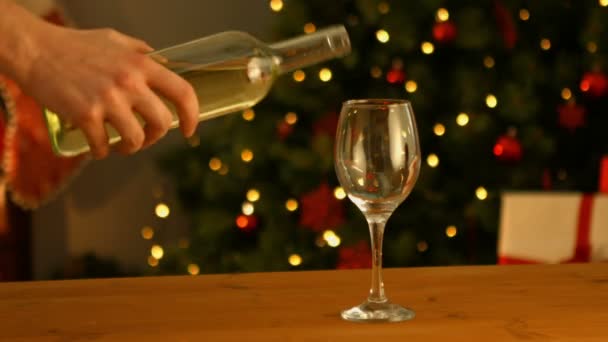 Ручная разливка бокала вина — стоковое видео