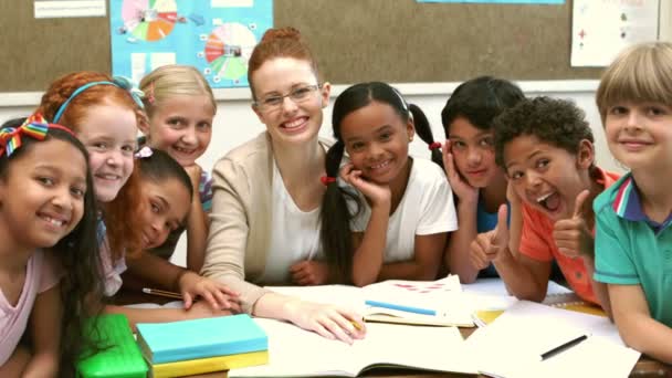 Insegnante e alunni sorridenti alla macchina fotografica in classe — Video Stock