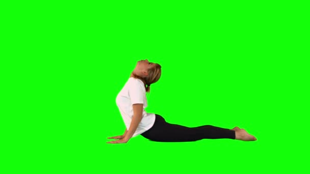 Mujer estirando su cuerpo mientras está acostada — Vídeos de Stock