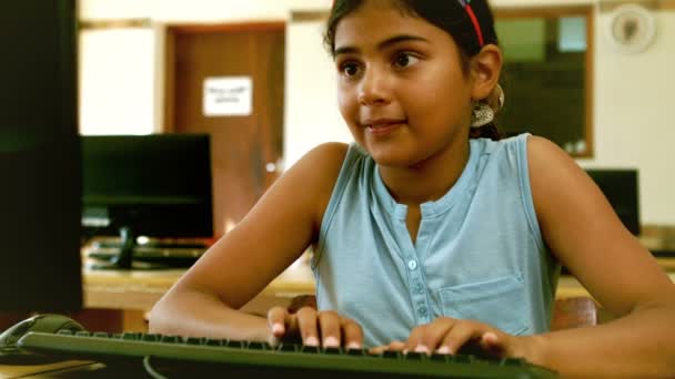 Schattige kleine leerling kijken laptop in de klas — Stockvideo