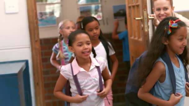 Mignonnes élèves marchant dans la salle de classe — Video