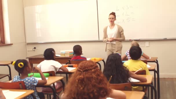 Élèves mignons à l'écoute de l'enseignant en classe — Video