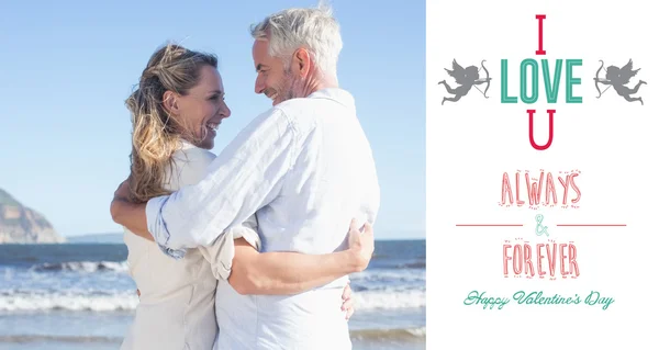 Lyckliga paret på stranden ler mot varandra — Stockfoto