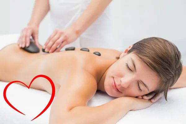 Красива жінка отримує кам'яний масаж — стокове фото