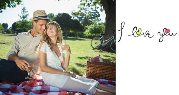 Casal bonito beber vinho branco em um piquenique — Fotografia de Stock