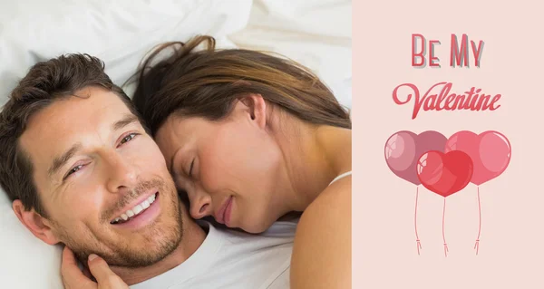 Close-up van een verliefde paar liggend in bed — Stockfoto