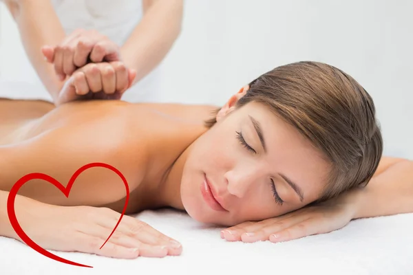 Attraktiv kvinna får ryggmassage — Stockfoto