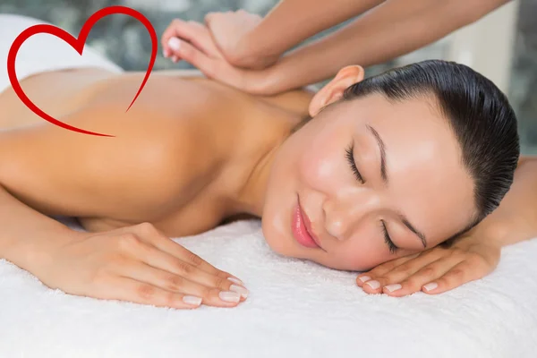 Zufriedene Brünette genießt eine Rückenmassage — Stockfoto