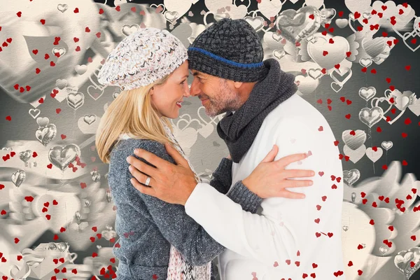 Couple heureux dans la mode d'hiver embrassant — Photo