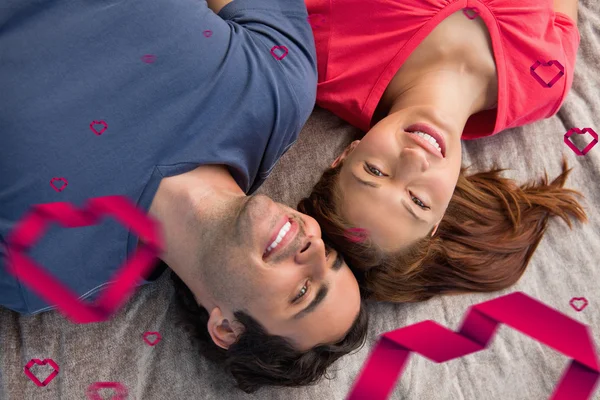 Two friends looking into the sky while lying — Stock Photo, Image