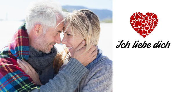 Happy married couple embracing on the beach — Stock Photo, Image