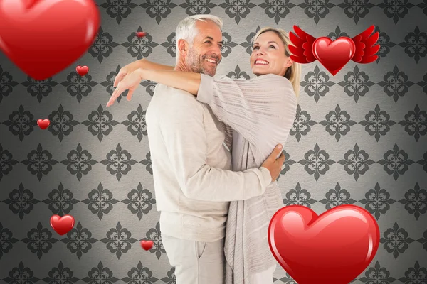 Pareja feliz de pie y abrazos — Foto de Stock