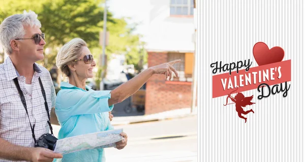 Casal turístico feliz usando mapa na cidade — Fotografia de Stock